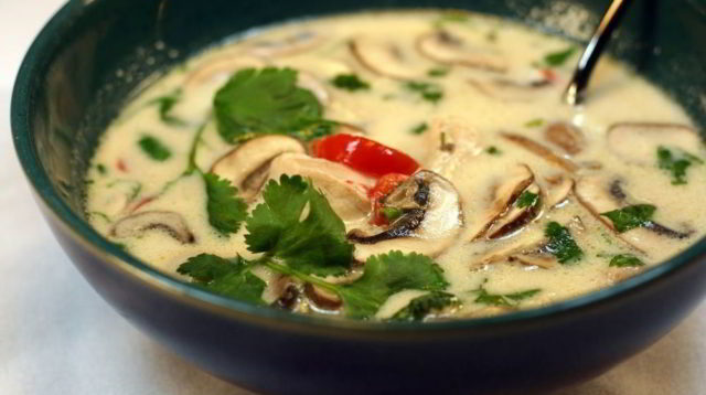 Chicken soup with champignons (mushroom bowl): delicious recipes from fresh, frozen, canned mushrooms