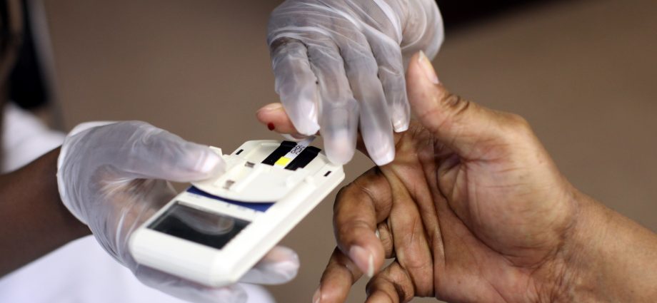 Cholesterol measurement based on a photo of a hand