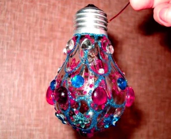 Christmas toys (crafts) from light bulbs with their own hands for the New Year