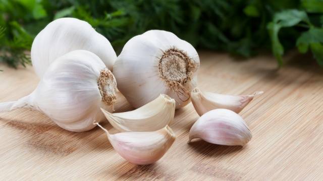 Cleaning and storing garlic at home 