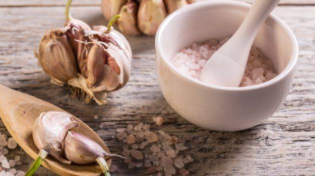 Cleaning and storing garlic at home 