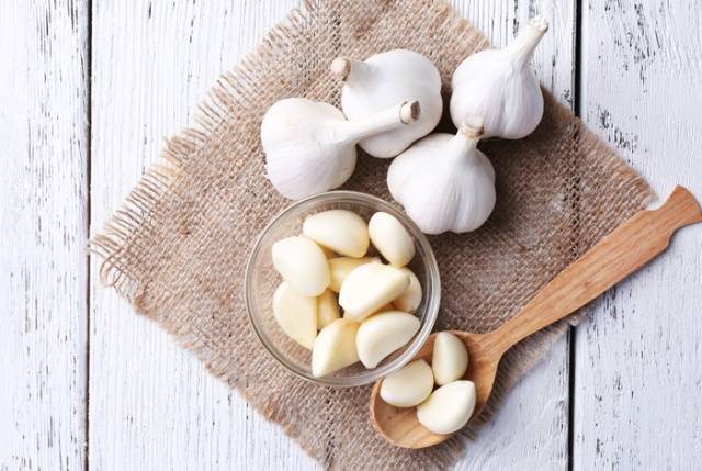 Cleaning and storing garlic at home 