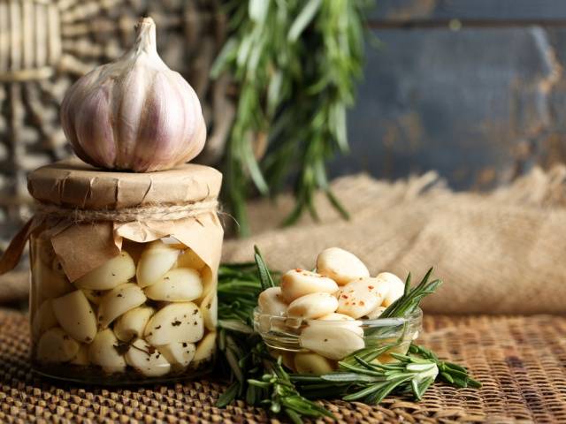 Cleaning and storing garlic at home 