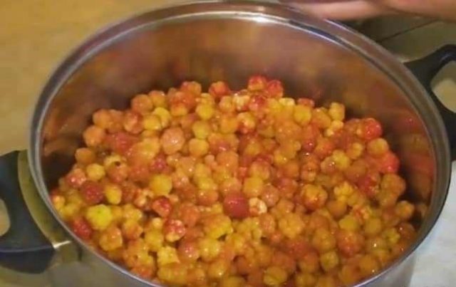 Cloudberry compote for the winter