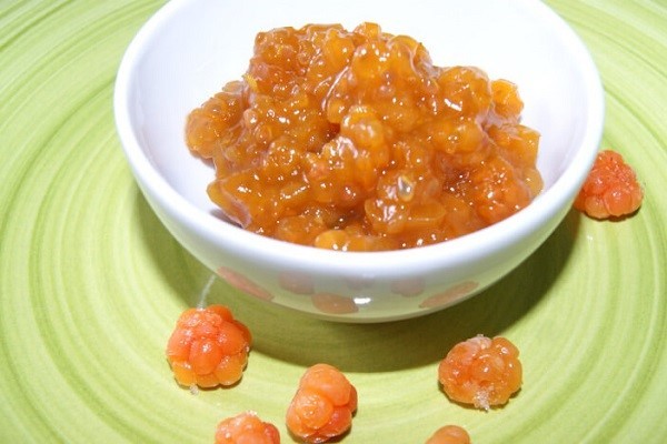 Cloudberry jam Pyatiminutka