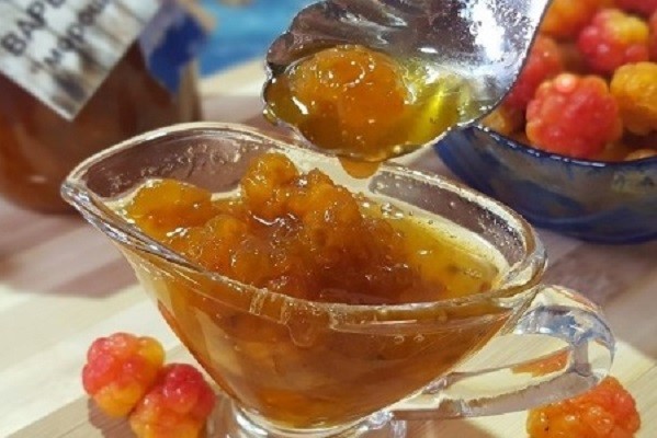 Cloudberry jam Pyatiminutka