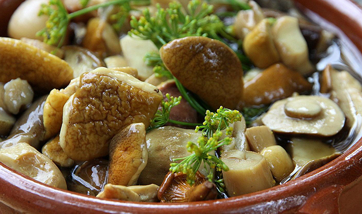 Cold and hot salting of mushrooms with vinegar for the winter