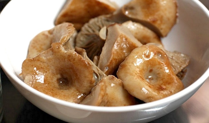 Cold and hot salting of mushrooms with vinegar for the winter