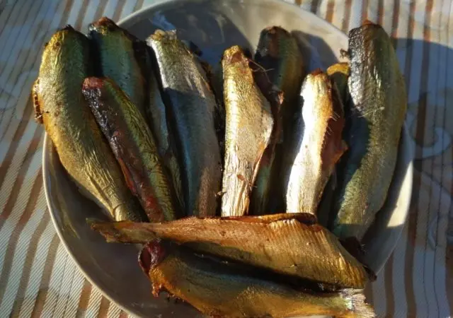 Cold and hot smoked herring at home