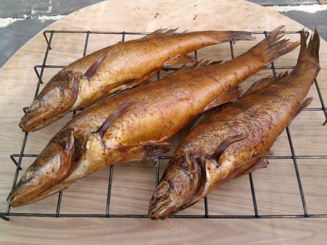 Cold and hot smoking pike perch in a smokehouse: recipes, calories, photos