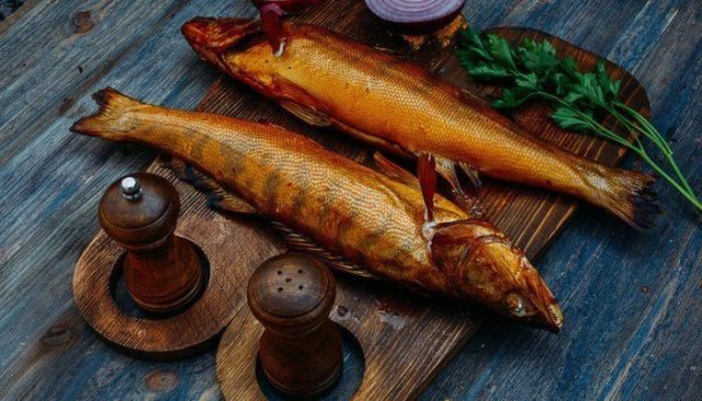 Cold and hot smoking pike perch in a smokehouse: recipes, calories, photos