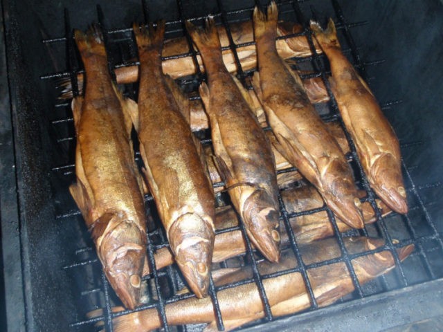 Cold and hot smoking pike perch in a smokehouse: recipes, calories, photos