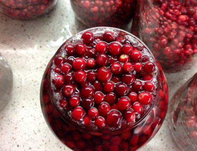 Cowberry compote for the winter