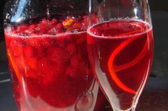 Cranberry liqueur