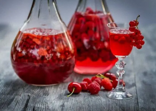 Cranberry liqueur