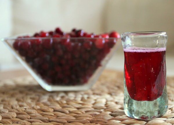 Cranberry liqueur at home