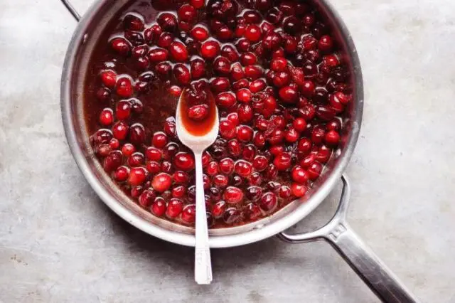 Cranberry liqueur at home