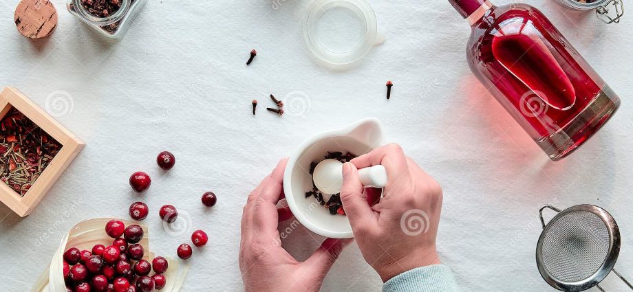 Cranberry tincture on alcohol