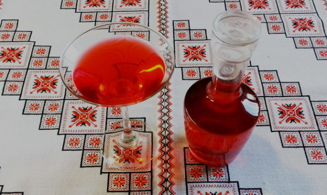 Cranberry tincture on moonshine