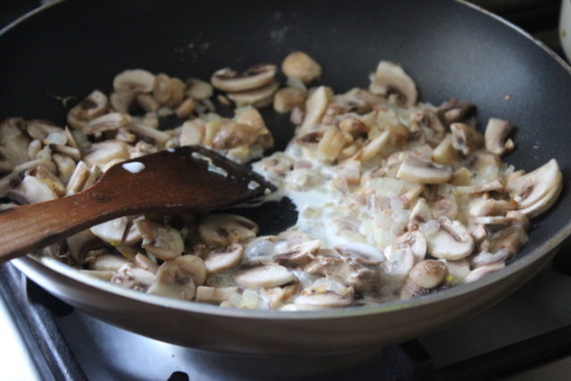 Creamy mushroom sauce from champignons with cream: recipes in a pan, in the oven, in a slow cooker