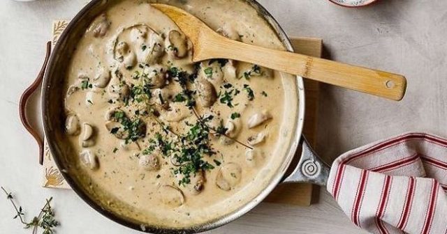 Creamy mushroom sauce from champignons with cream: recipes in a pan, in the oven, in a slow cooker