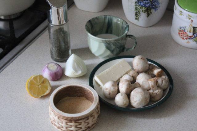 Creamy mushroom sauce from champignons with cream: recipes in a pan, in the oven, in a slow cooker