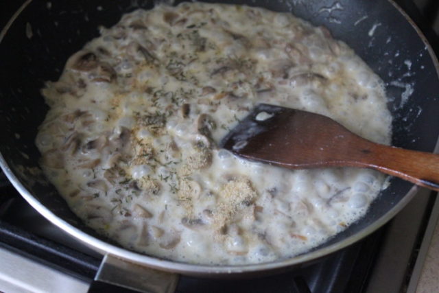 Creamy mushroom sauce from champignons with cream: recipes in a pan, in the oven, in a slow cooker