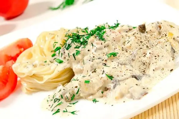 Creamy mushroom sauce from champignons with cream: recipes in a pan, in the oven, in a slow cooker