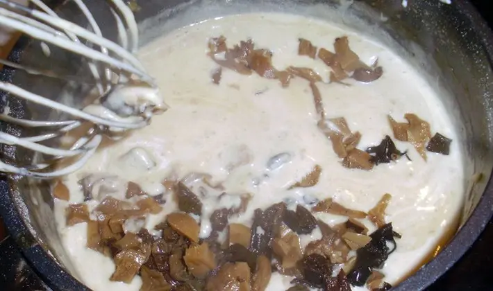 Creamy sauce with mushrooms at home