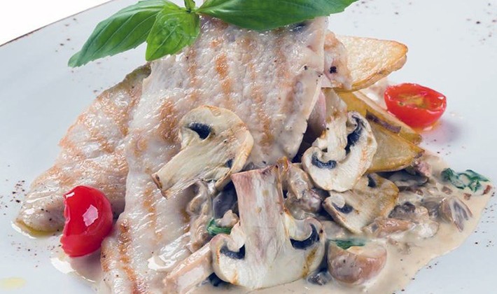 Creamy sauce with mushrooms at home