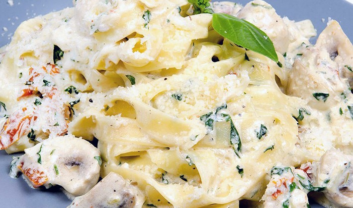 Creamy sauce with mushrooms at home