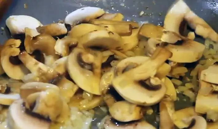 Creamy sauce with mushrooms at home