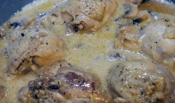 Creamy sauce with mushrooms at home