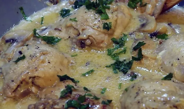 Creamy sauce with mushrooms at home