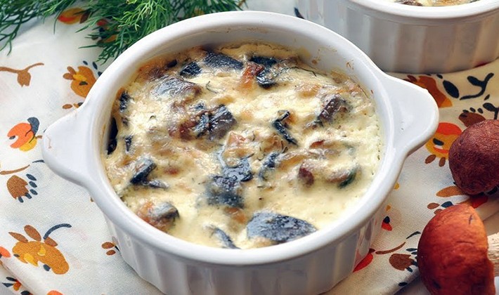 Creamy sauce with mushrooms at home