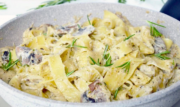 Creamy sauce with mushrooms at home