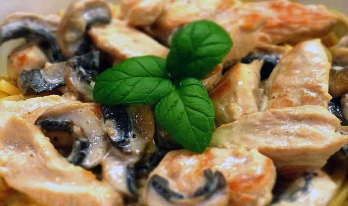 Creamy sauce with mushrooms at home