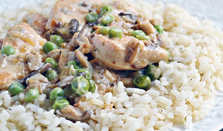 Creamy sauce with mushrooms at home