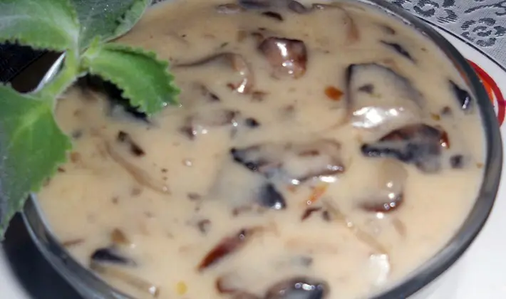 Creamy sauce with mushrooms at home