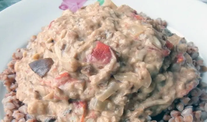 Creamy sauce with mushrooms at home