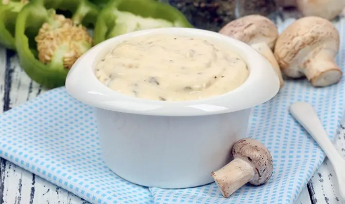 Creamy sauce with mushrooms at home