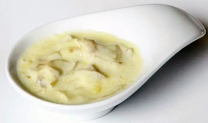 Creamy sauce with mushrooms at home