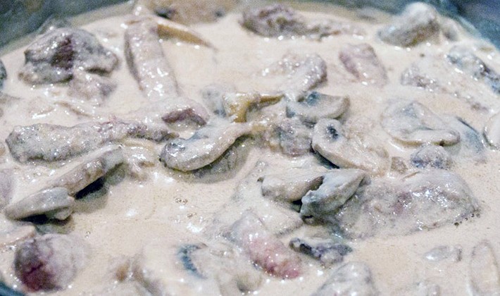 Creamy sauce with mushrooms at home