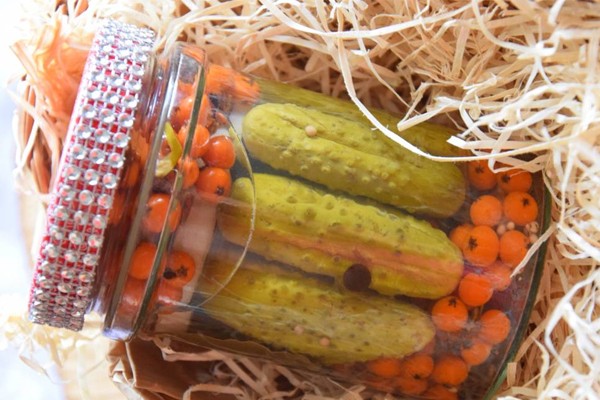 Crispy cucumbers with vodka for the winter: pickling and canning recipes in 3-liter jars