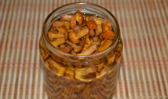 Crispy pickled chanterelles: recipes for the winter in jars