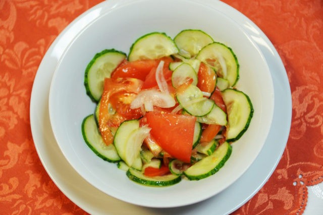 Cucumber salad for the winter with butter: salting recipes with garlic, onions, and tomatoes