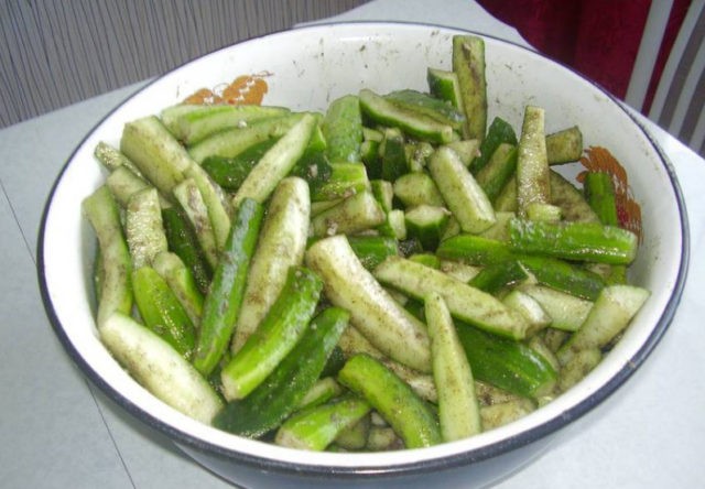 Cucumber salad with black (red) ground pepper for the winter: step by step recipes