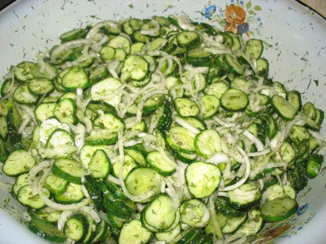 Cucumber salad with black (red) ground pepper for the winter: step by step recipes