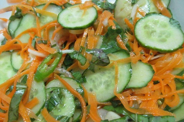 Cucumber salad with black (red) ground pepper for the winter: step by step recipes