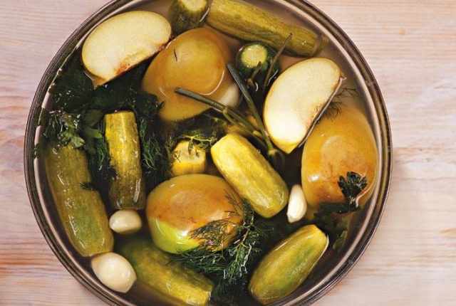 Cucumbers pickled with apples for the winter: cooking recipes with photos